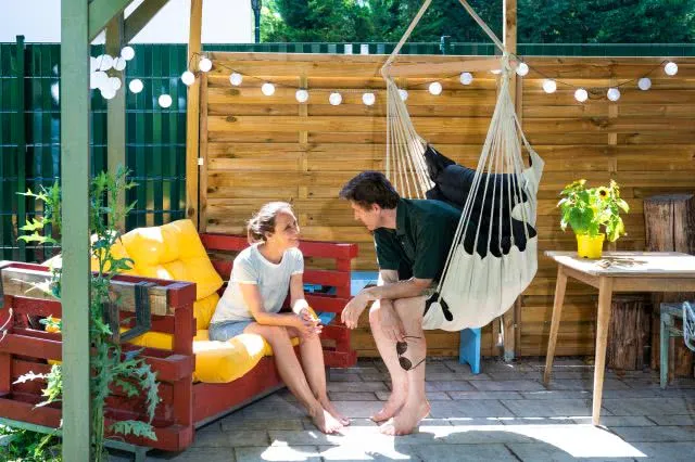 Hängesessel auf Terrasse gefüttert neben Couch Hängesessel auf Terrasse gefüttert neben Couch