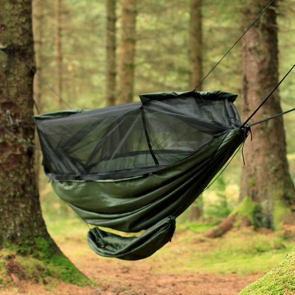 H&auml;ngematte mit aufgespanntem Moskitonetz