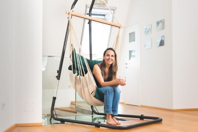 Frau in weichen gr&uuml;nen H&auml;ngesessel 