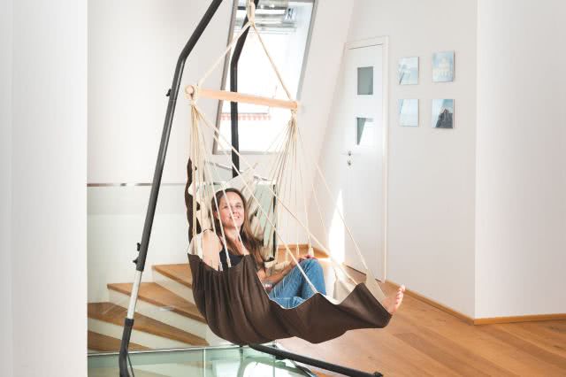 H&auml;ngesessel mit Gestell erdfarben mit Fussablage