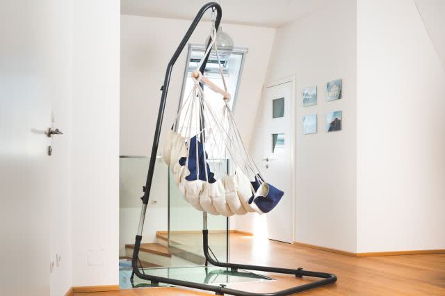 grosser blauer gef&uuml;tterter H&auml;ngestuhl mit anthrazit Gestell