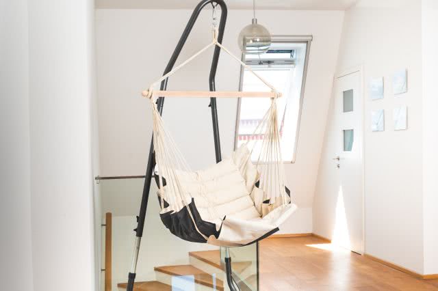 Sehr grosser weisser Gef&uuml;tterter H&auml;ngestuhl mit anthrazit Gestell