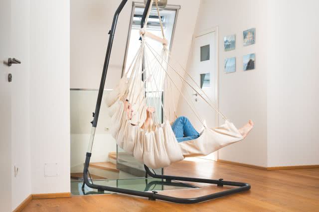 Gef&uuml;tterter weisser H&auml;ngesessel mit Fussablage