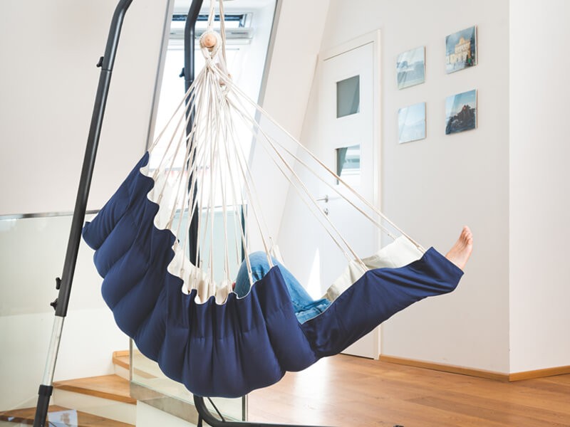 Gef&uuml;tterter H&auml;ngesessel mit Fussablage blau